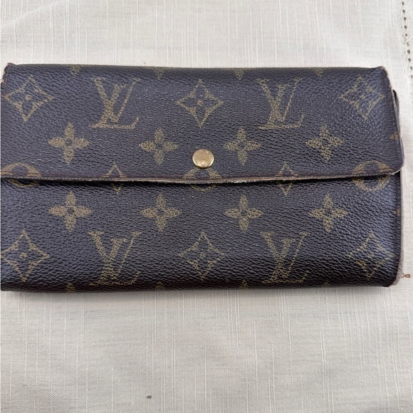 AUTHENTIC Louis Vuitton Monogram Canvas International wallet. - Picture 1 of 13